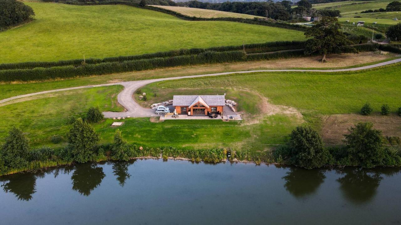 Cuddfan Lodge On A Gorgeous Private Lake Newport  Exterior photo